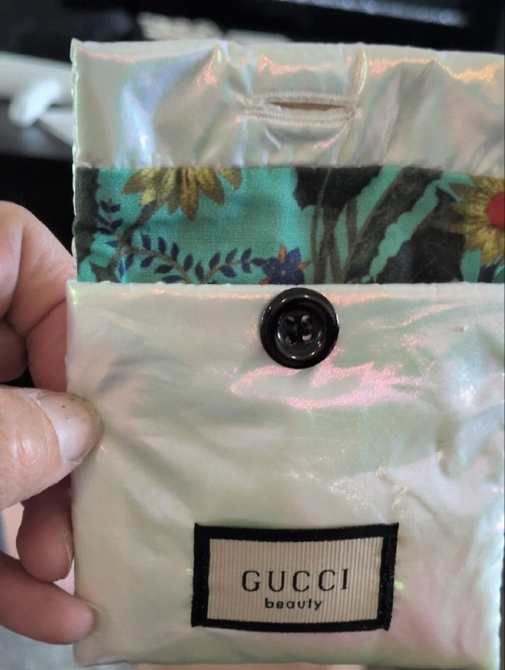 Gucci beauty heart compact with iridescent floral pouch - cream & iridescent